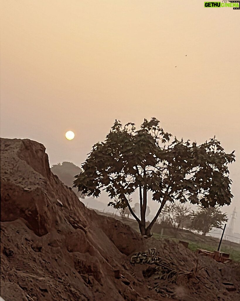 Preeti Verma Instagram - 🌅 #sunset #winterevenings #shootlocation #eveningvibes Hathras