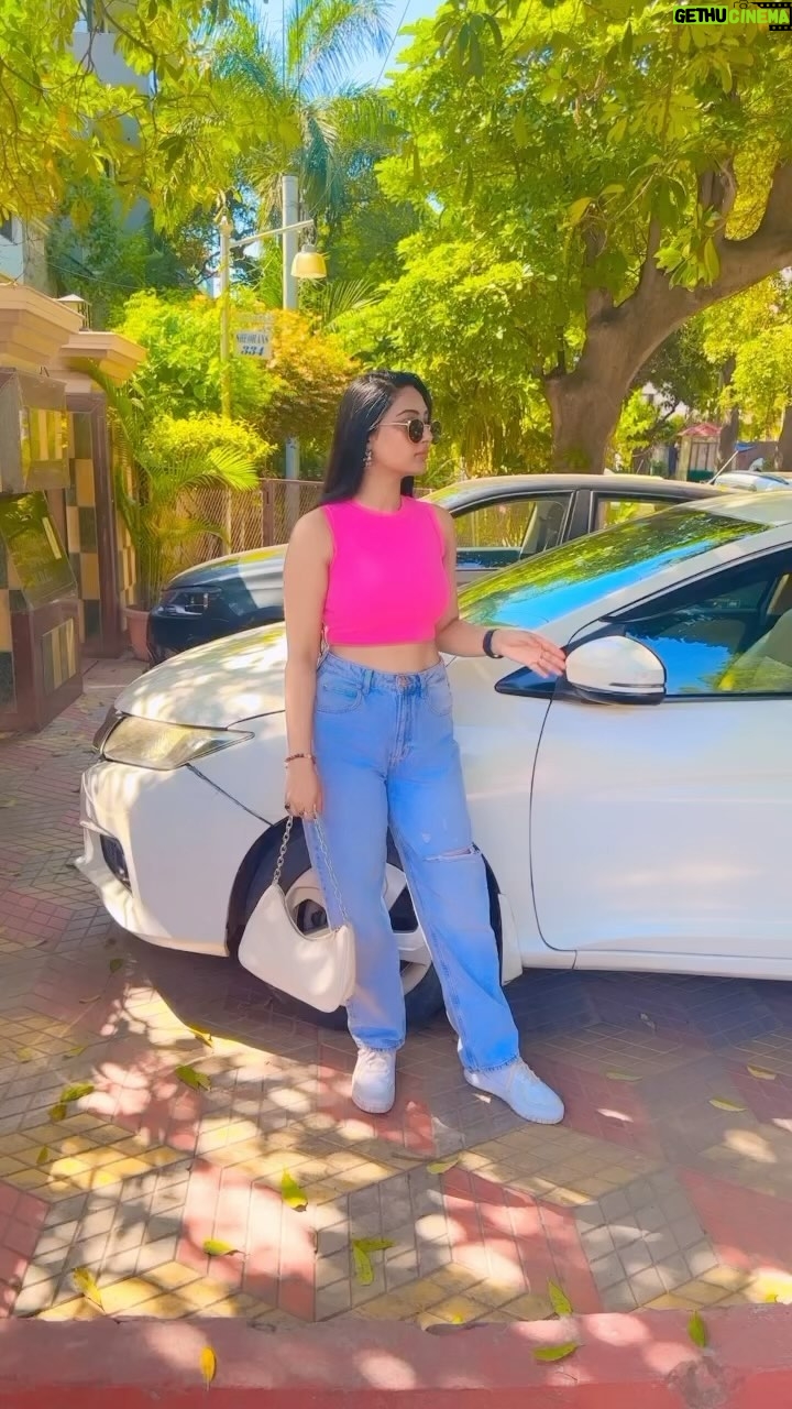 Preeti Verma Instagram - 🩷 VC: @shakun_verma786 #reelitfeelit #reelkarofeelkaro #instagramreels #punjabisongs Chandigarh The City Beautiful