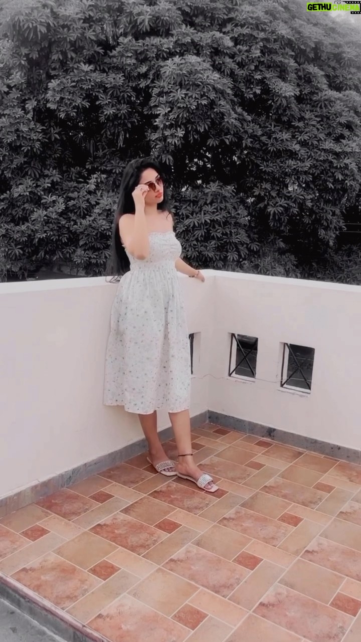 Preeti Verma Instagram - 😎 VC: @shakun_verma786 #trending #viral #punjabisongs #reelitfeelit #instagram #reelkarofeelkaro #style Chandigarh The City Beautiful