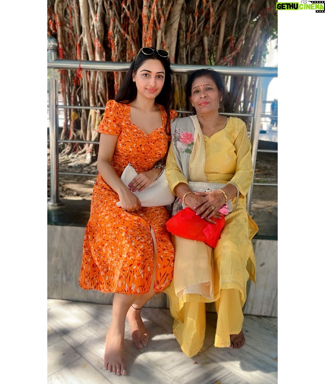 Preeti Verma Instagram - Jai mata di🌹🙏😇🫶 PC: @shakun_verma786 Mansa Devi Temple Panchkula