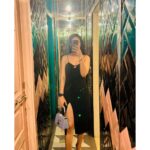Preeti Verma Instagram - All about last Saturday🫰 @manishachowdhury96 #newpost #post #pics #nomakeuplook #makeuplook #blackdress #curlyhairstyles #lvbag #skyblue #mumbai #friends #weekend #dayout #party Radio Bar Mumbai