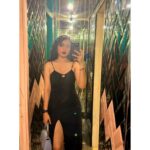 Preeti Verma Instagram - All about last Saturday🫰 @manishachowdhury96 #newpost #post #pics #nomakeuplook #makeuplook #blackdress #curlyhairstyles #lvbag #skyblue #mumbai #friends #weekend #dayout #party Radio Bar Mumbai
