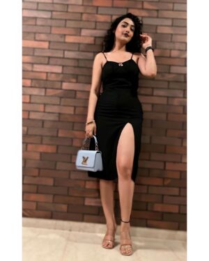 Preeti Verma Instagram - All about last Saturday🫰
@manishachowdhury96 
#newpost #post #pics #nomakeuplook #makeuplook #blackdress #curlyhairstyles #lvbag #skyblue #mumbai #friends #weekend #dayout #party