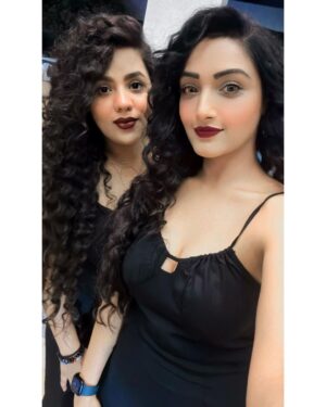 Preeti Verma Instagram - All about last Saturday🫰
@manishachowdhury96 
#newpost #post #pics #nomakeuplook #makeuplook #blackdress #curlyhairstyles #lvbag #skyblue #mumbai #friends #weekend #dayout #party