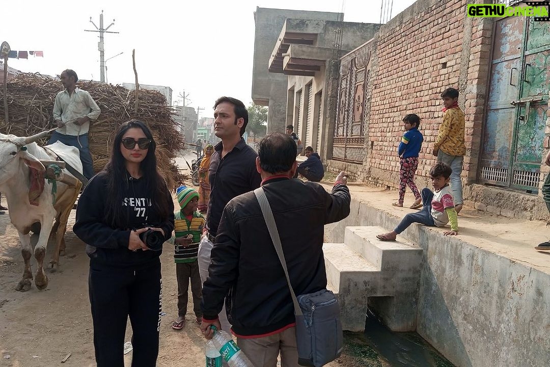 Preeti Verma Instagram - Some of my favs dump🫶 PC: @kaviravikant #photodump #shootlocation #movieshoot #whileshooting #moments #memories #captured #photos #village #hathras #up #winter Hathras