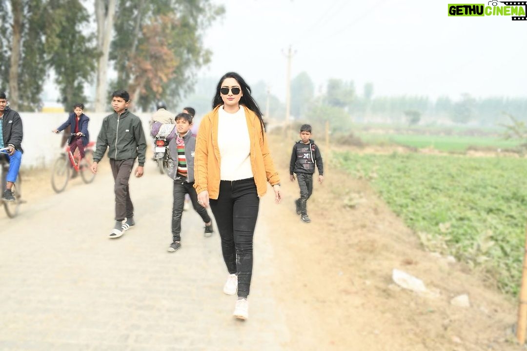 Preeti Verma Instagram - Some of my favs dump🫶 PC: @kaviravikant #photodump #shootlocation #movieshoot #whileshooting #moments #memories #captured #photos #village #hathras #up #winter Hathras