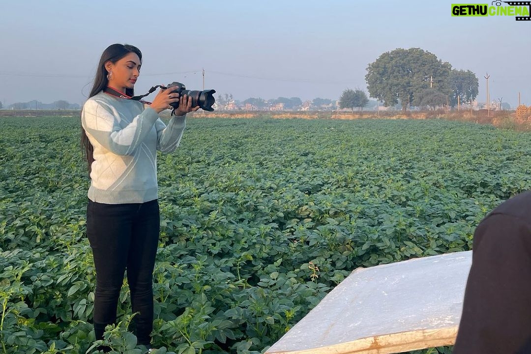 Preeti Verma Instagram - Life lately🫶… …..some beautiful moments captured while shooting❤️ PC: @kaviravikant #zilahathras #movieshooting #memories #shootlocation #hathras #village #wintervibes Hathras
