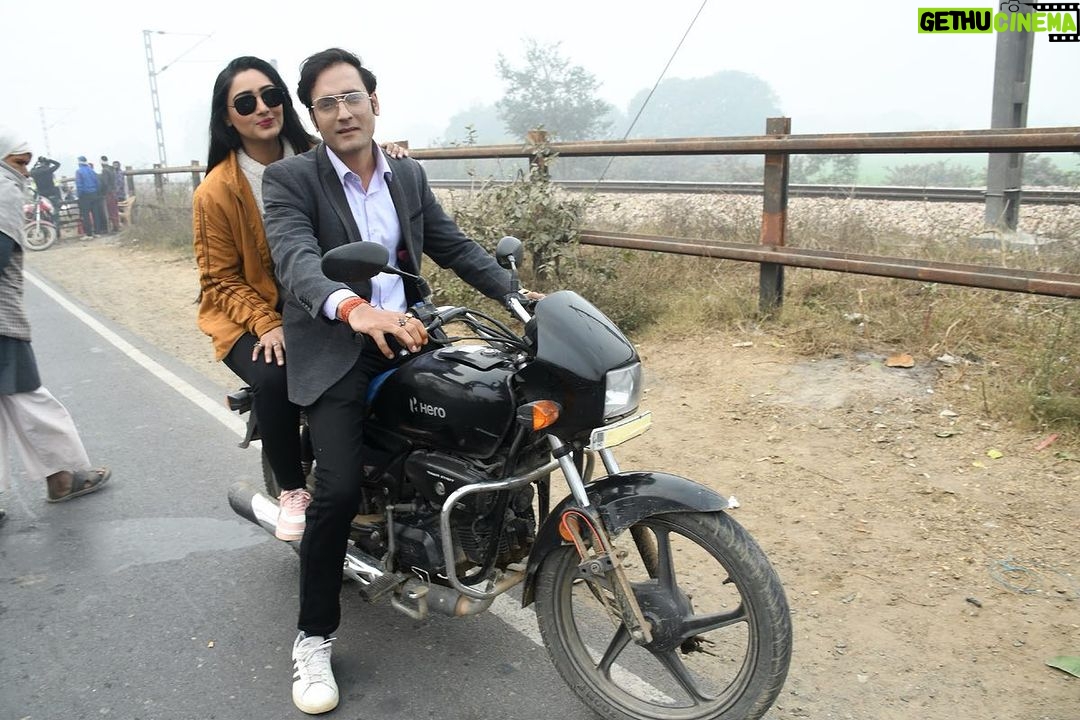 Preeti Verma Instagram - Life lately🫶… …..some beautiful moments captured while shooting❤️ PC: @kaviravikant #zilahathras #movieshooting #memories #shootlocation #hathras #village #wintervibes Hathras