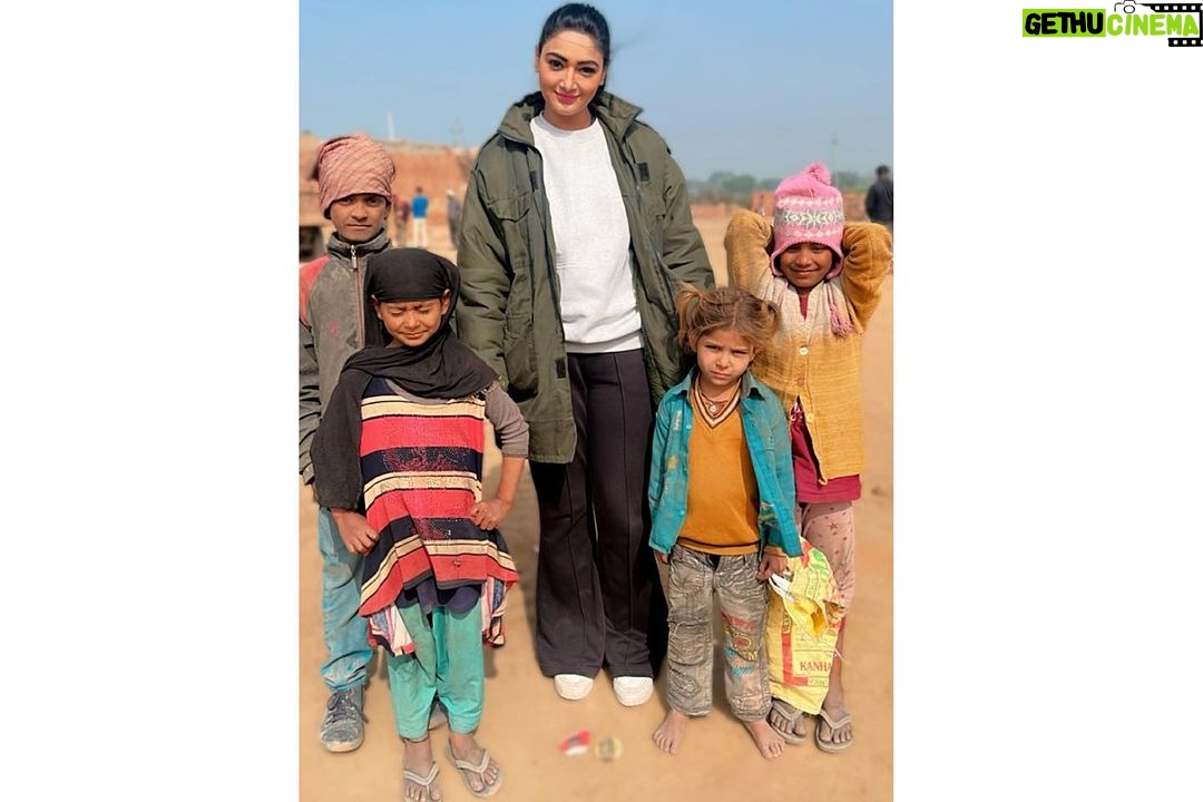 Preeti Verma Instagram - Life lately🫶… …..some beautiful moments captured while shooting❤️ PC: @kaviravikant #zilahathras #movieshooting #memories #shootlocation #hathras #village #wintervibes Hathras