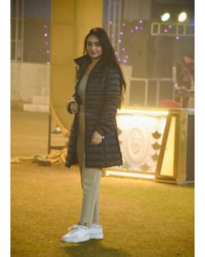 Preeti Verma Instagram - 💚🎁🍾🍰🎄🎅🎉❄️
PC: @kaviravikant
#latechristmaspost #shootlocation #movieshoot #movieshooting #christmasparty #partyonshooting #december #coldweather #newpost