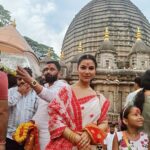 Preety Kongana Instagram - Seeking Maa Kamakhya’s Blessings on this auspicious day of Maha Navami 🙏🏻🙏🏻🙏🏻 মহা নৱমীৰ শুভকামনা যাচিলো 🙏🏻🌹 Kamakhya Temple Guwahati Assam