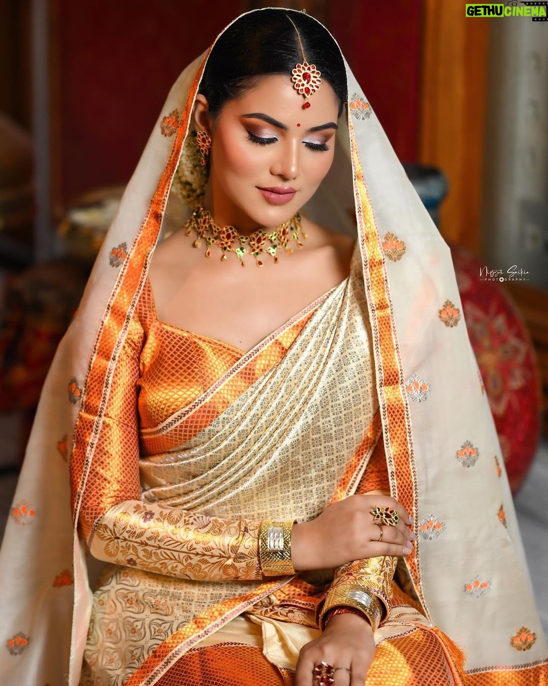 Preety Kongana Instagram - Behind every successful shoot there is a team that sees not with their eyes but with their hearts…♥️♥️♥️ My deepest gratitude for making every picture perfect ♥️🙏🏻🤗 It was an amazing experience to work with this brilliant team 🤗 @makeup_artist_manikangkana ♥️ @paat_xun ♥️ @kefi_by_kaku_n_gayatri ♥️ @nipjyotisaikia_photography ♥️