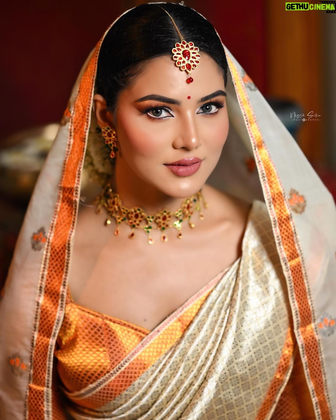 Preety Kongana Instagram - Behind every successful shoot there is a team that sees not with their eyes but with their hearts…♥️♥️♥️ My deepest gratitude for making every picture perfect ♥️🙏🏻🤗 It was an amazing experience to work with this brilliant team 🤗 @makeup_artist_manikangkana ♥️ @paat_xun ♥️ @kefi_by_kaku_n_gayatri ♥️ @nipjyotisaikia_photography ♥️