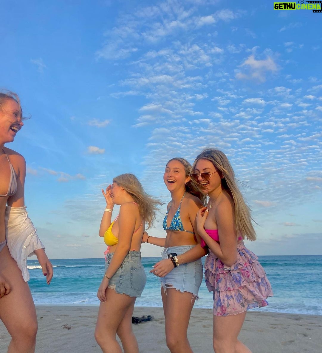 Presley Ryan Instagram - wknd by the beach ✨🐚 Palm Beach, Florida
