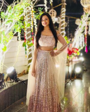 Priya Choudhury Instagram - Spread your fairy dust 🩷✨!! #sangeetready #sidkitamanna
.
.
Hair & makeup @hplussalon