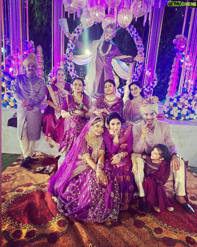 Priya Mishra Instagram - There are friends , there is family and then there are friends who become family 🥰🥰 @mohit_hiranandani93 @tia.gandwani @shefalirana5 @keshvee_sisodiya @hemalrsoni @rajivkumarofficial @yashbhatia_ba @nyshitabajajofficial I feel lucky to have all of u in my life 😇, m so blessed 😇 Rana family 🥰 Mumbai, Maharashtra