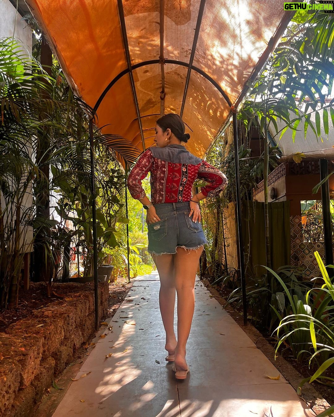 Priyamvada Kant Instagram - Good vibe good food good mood . . @babaaurhumcafe.goa @alistclub