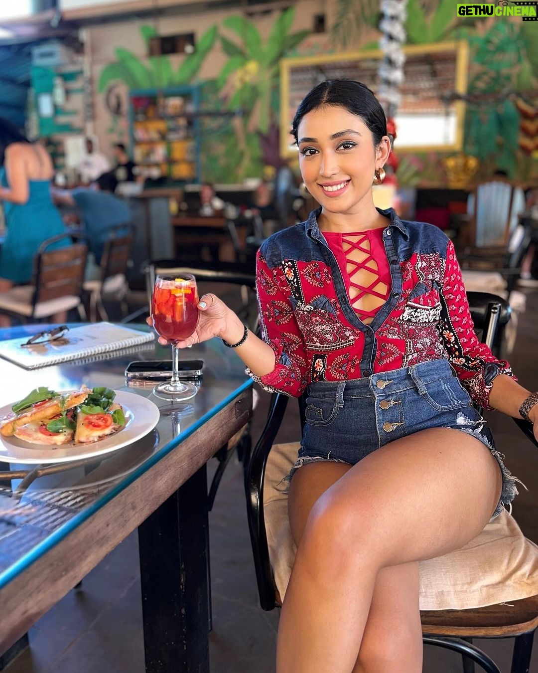 Priyamvada Kant Instagram - Good vibe good food good mood . . @babaaurhumcafe.goa @alistclub