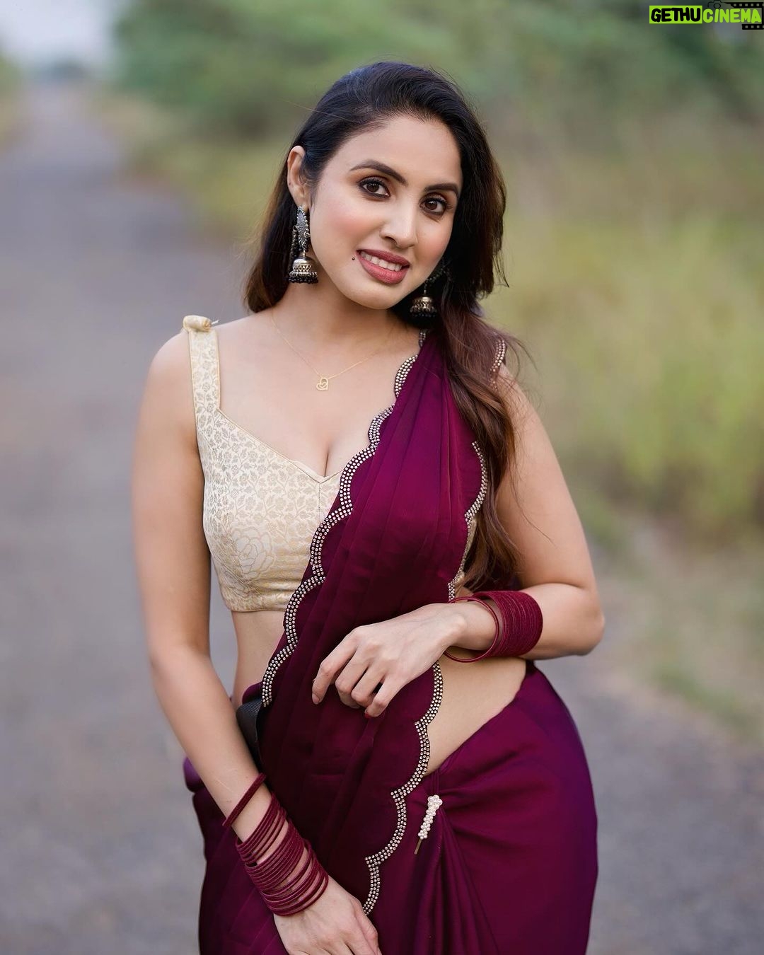 Priyanka KD Instagram - लफ़्ज कम पड़े येसी हसी हों , येसी हसी ही क्या जिस के लिए लफ्ज ना हों … #priyankakholgade #instagram #instadaily #instagood #photography #photooftheday #love #life #lifestyle #saree #sareelove #sareefashion #sareelovers #sareeindia #telugu #teluguactress #telugumovie #hyderabad #mumbai #maharashtra