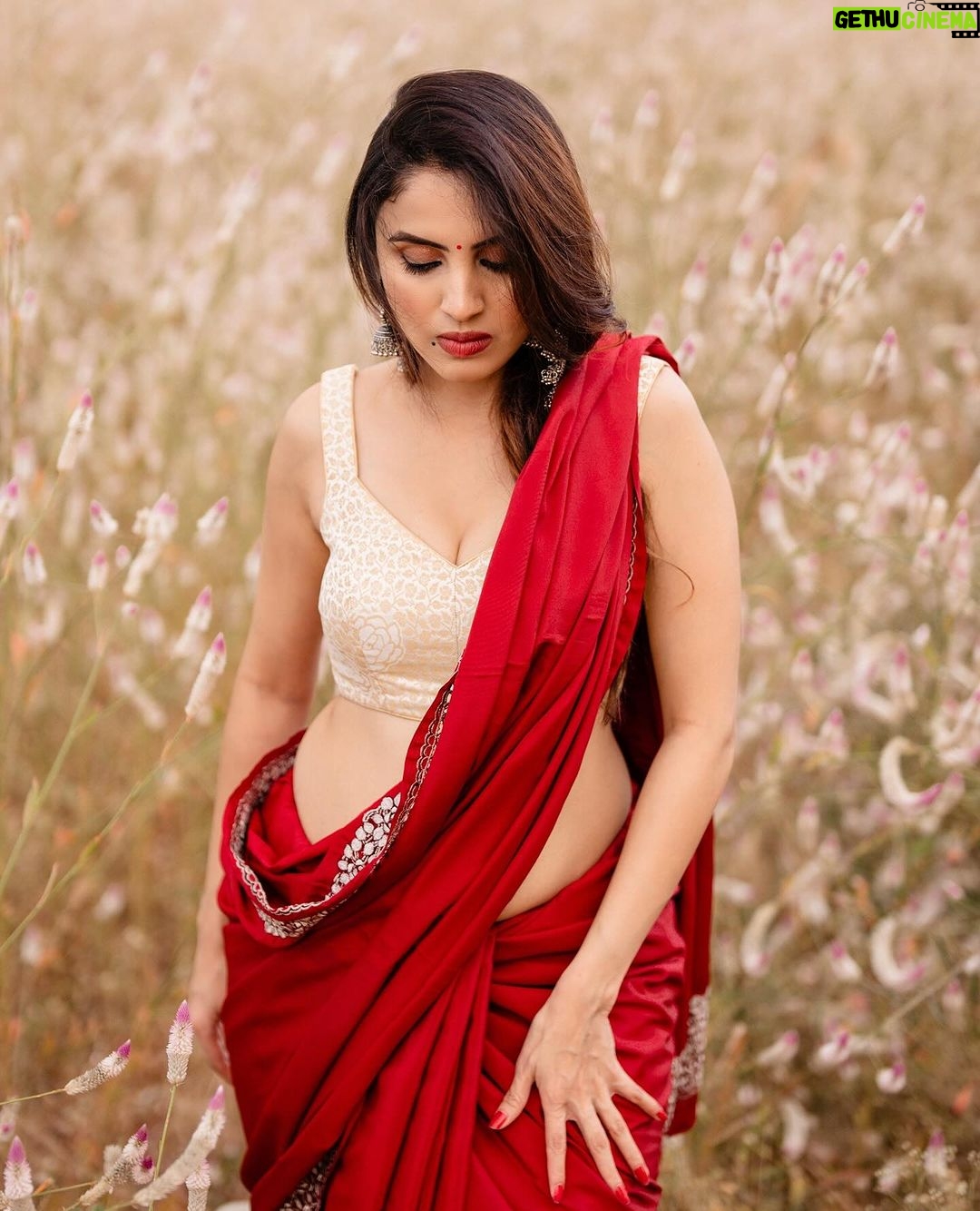 Priyanka KD Instagram - No need for caption ….. #priyankakholgade #instagram #instagood #instadaily #photography #photooftheday #photo #photoshoot #saree #sareelove #sareelover #sareefashion #redsaree #love #lifestyle #mumbai #maharashtra