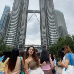 Priyanka KD Instagram - Koi batate …. Malaysia 🇲🇾 time …… #reels #reelitfeelit #reelsinstagram #reelkarofeelkaro #twintowers #malaysia #priyankakd #priyankakholgade #kulalumpur Twin Tower Yang Katanya Gedung Nomor Sekian Tertinggi Di Dunia