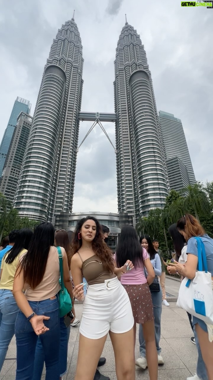 Priyanka KD Instagram - Koi batate …. Malaysia 🇲🇾 time …… #reels #reelitfeelit #reelsinstagram #reelkarofeelkaro #twintowers #malaysia #priyankakd #priyankakholgade #kulalumpur Twin Tower Yang Katanya Gedung Nomor Sekian Tertinggi Di Dunia