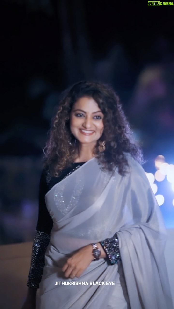 Priyanka Nair Instagram - ♥️ Costume- @aanunobby 📷 @jithukrishna__blackeye #sareelove #priyankanair #reelsinstagram