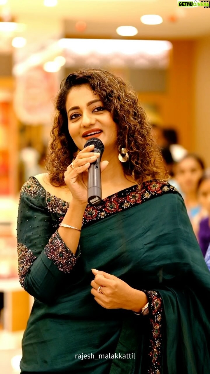 Priyanka Nair Instagram - Merry Christmas to all 😍🎅🎄 Glimpses from yesterday’s function #merrychristmas #priyankanair #celebration @premdeep_jewels Costume- @aanunobbyofficial 📸 @rajesh_malakkattil കളമച്ചൽ വാമനപുരം -Kalamachal Vamanapuram