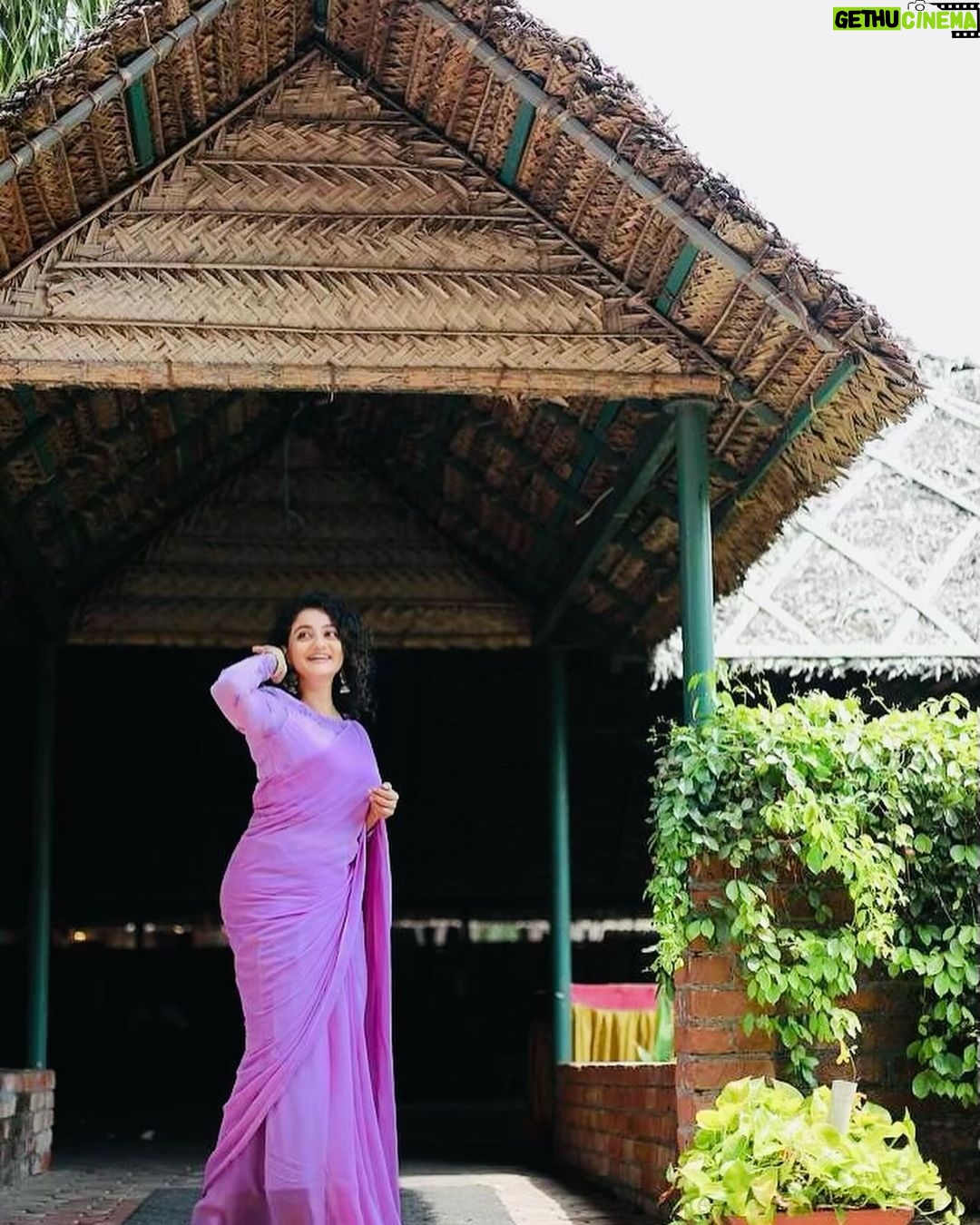 Priyanka Nair Instagram - Music, saree and endless expressions✨💫 #priyankanair #sareelove #sundayvibes