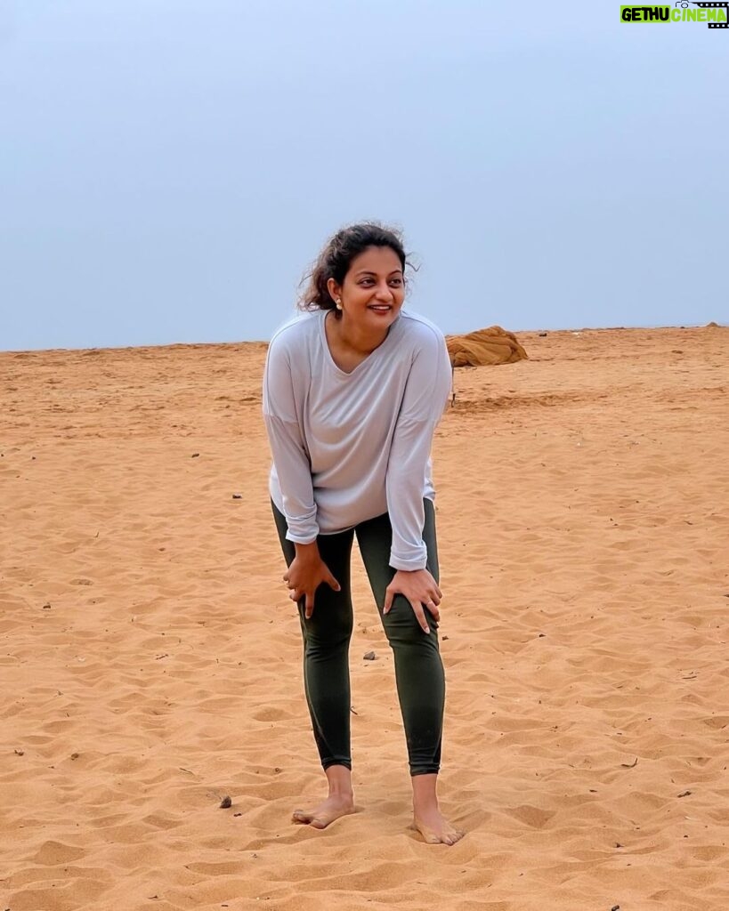 Priyanka Nair Instagram - Embracing the sandy exhaustion after a powerful calorie-burning session by the beach. Worked hard, feeling accomplished! 💦🌊💪 #BeachWorkout #TiredButHappy #FitnessJourney