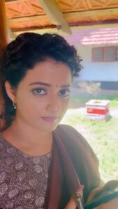 Priyanka Nair Instagram - தென்றல் வந்து என்னைத்தொடும் ஆஹா சத்தம் இன்றி முத்தமிடும் பகலே போய் விடு இரவே பாய் கொடு நிலவே பன்னீரை தூவி ஓய்வெடு.. #reelsinstagram #priyankanair #illayaraja