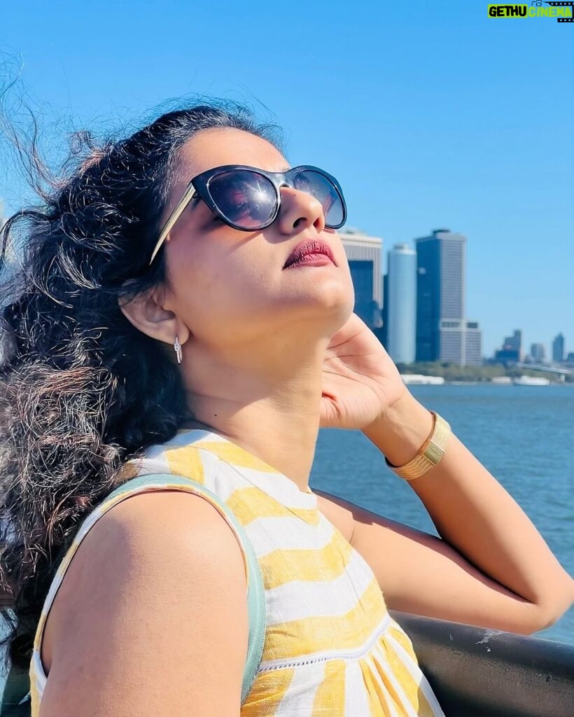 Priyanka Nair Instagram - Capturing the essence of a sun-kissed reverie. ☀️ #EyesToTheSky #priyankanair #lostinthemoment NewYork