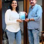 Priyanka Nair Instagram – Feeling grateful to receive a signed copy of Hariyettan’s latest book about travel .“Vazhikale enne kondupovathengu”📚✨ #BookLove #AuthorAppreciation #Bookworm.