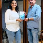 Priyanka Nair Instagram - Feeling grateful to receive a signed copy of Hariyettan’s latest book about travel .“Vazhikale enne kondupovathengu”📚✨ #BookLove #AuthorAppreciation #Bookworm.