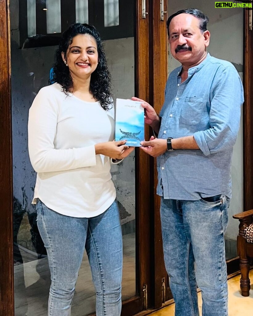 Priyanka Nair Instagram - Feeling grateful to receive a signed copy of Hariyettan’s latest book about travel .“Vazhikale enne kondupovathengu”📚✨ #BookLove #AuthorAppreciation #Bookworm.