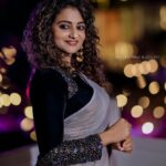 Priyanka Nair Instagram - ✨🧡 Costume - @aanunobbyofficial 📷 @jithukrishna__blackeye #sareelove #instapic #priyankanair
