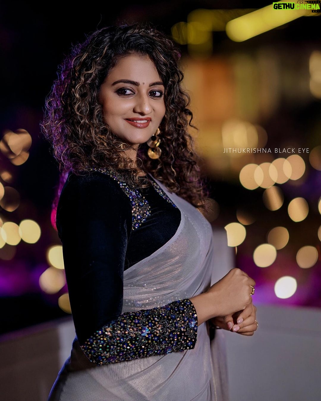 Priyanka Nair Instagram - ✨🧡 Costume - @aanunobbyofficial 📷 @jithukrishna__blackeye #sareelove #instapic #priyankanair