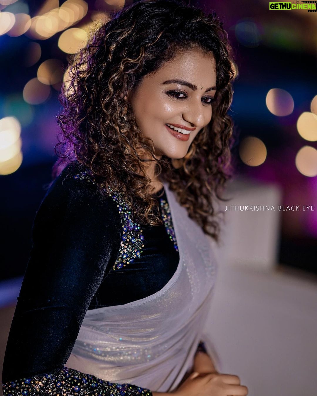 Priyanka Nair Instagram - ✨🧡 Costume - @aanunobbyofficial 📷 @jithukrishna__blackeye #sareelove #instapic #priyankanair