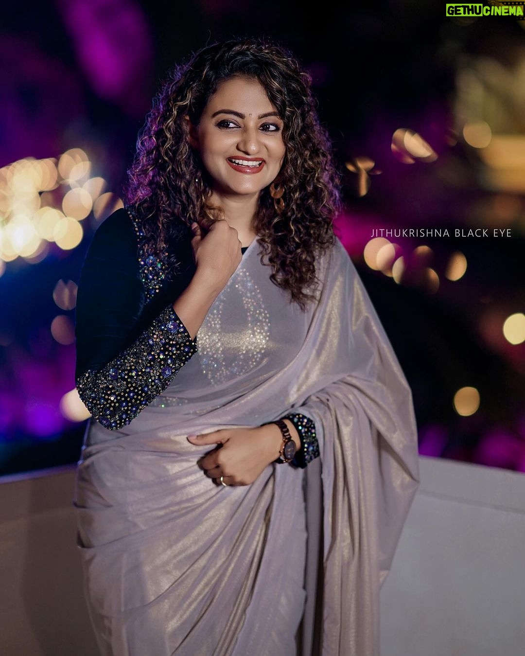 Priyanka Nair Instagram - ✨🧡 Costume - @aanunobbyofficial 📷 @jithukrishna__blackeye #sareelove #instapic #priyankanair