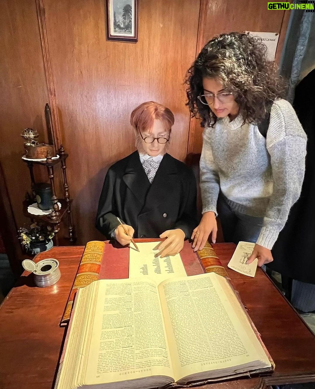 Priyanka Nair Instagram - Elementary my dear Instagram!📸Each room at the Sherlock Holmes Museum holds a piece of mystery – here’s a sneak peek into the detective’s world. 🕰️🔐 Can you guess which iconic case this photos hints at? Drop your thoughts in the comments! 📸 #SherlockAdventures #MuseumMemories #SleuthingWithCharacters”
