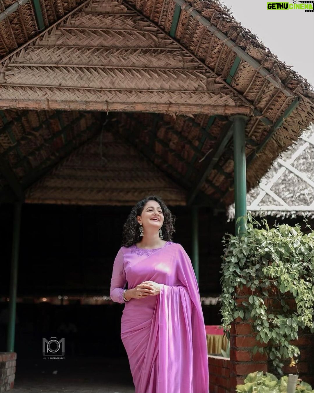 Priyanka Nair Instagram - Music, saree and endless expressions✨💫 #priyankanair #sareelove #sundayvibes