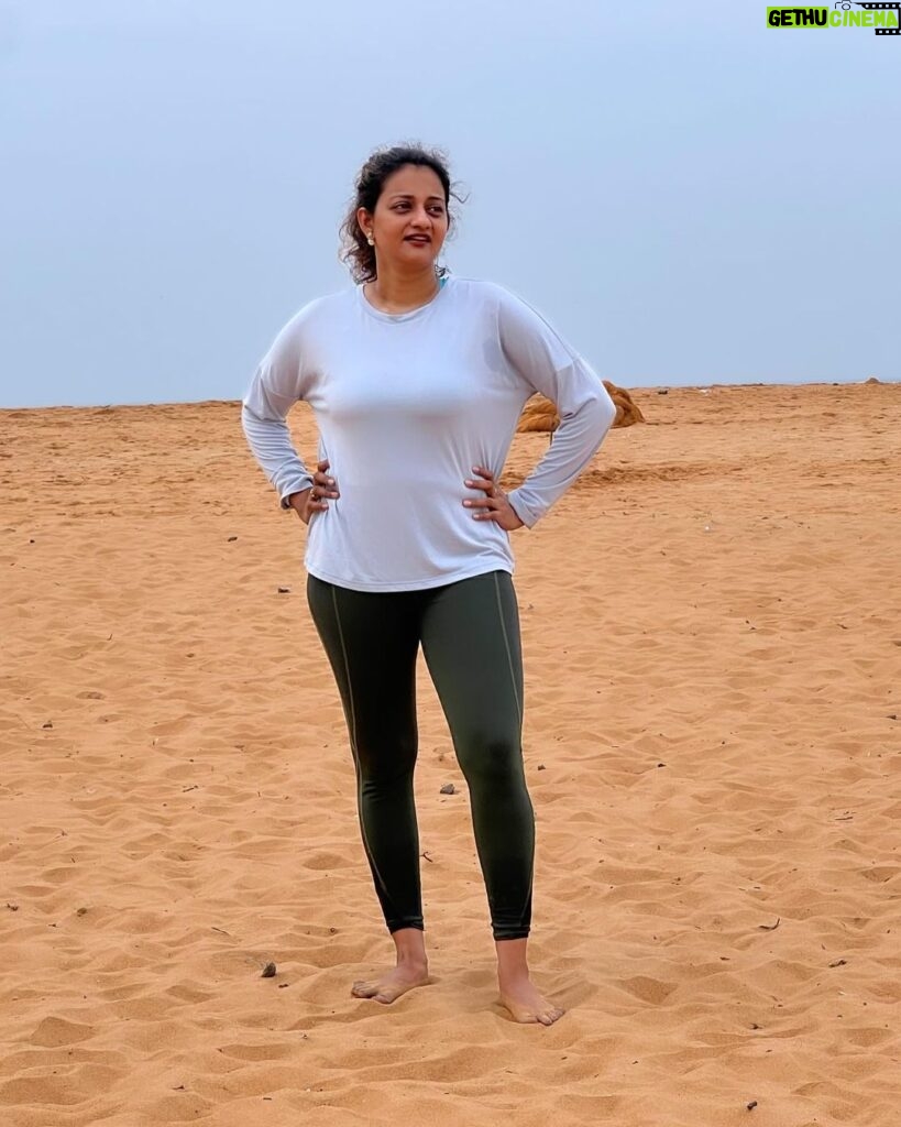 Priyanka Nair Instagram - Embracing the sandy exhaustion after a powerful calorie-burning session by the beach. Worked hard, feeling accomplished! 💦🌊💪 #BeachWorkout #TiredButHappy #FitnessJourney