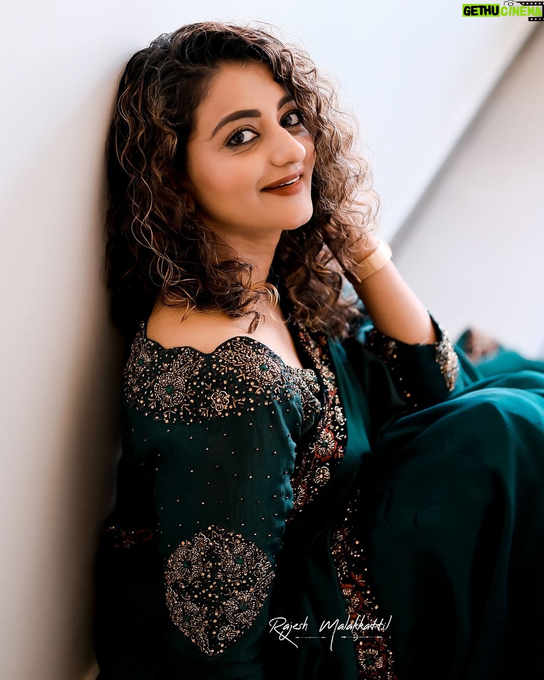 Priyanka Nair Instagram - ✨ Costume - @aanunobbyofficial Photography- @rajesh_malakkattil #priyankanair #sareelove