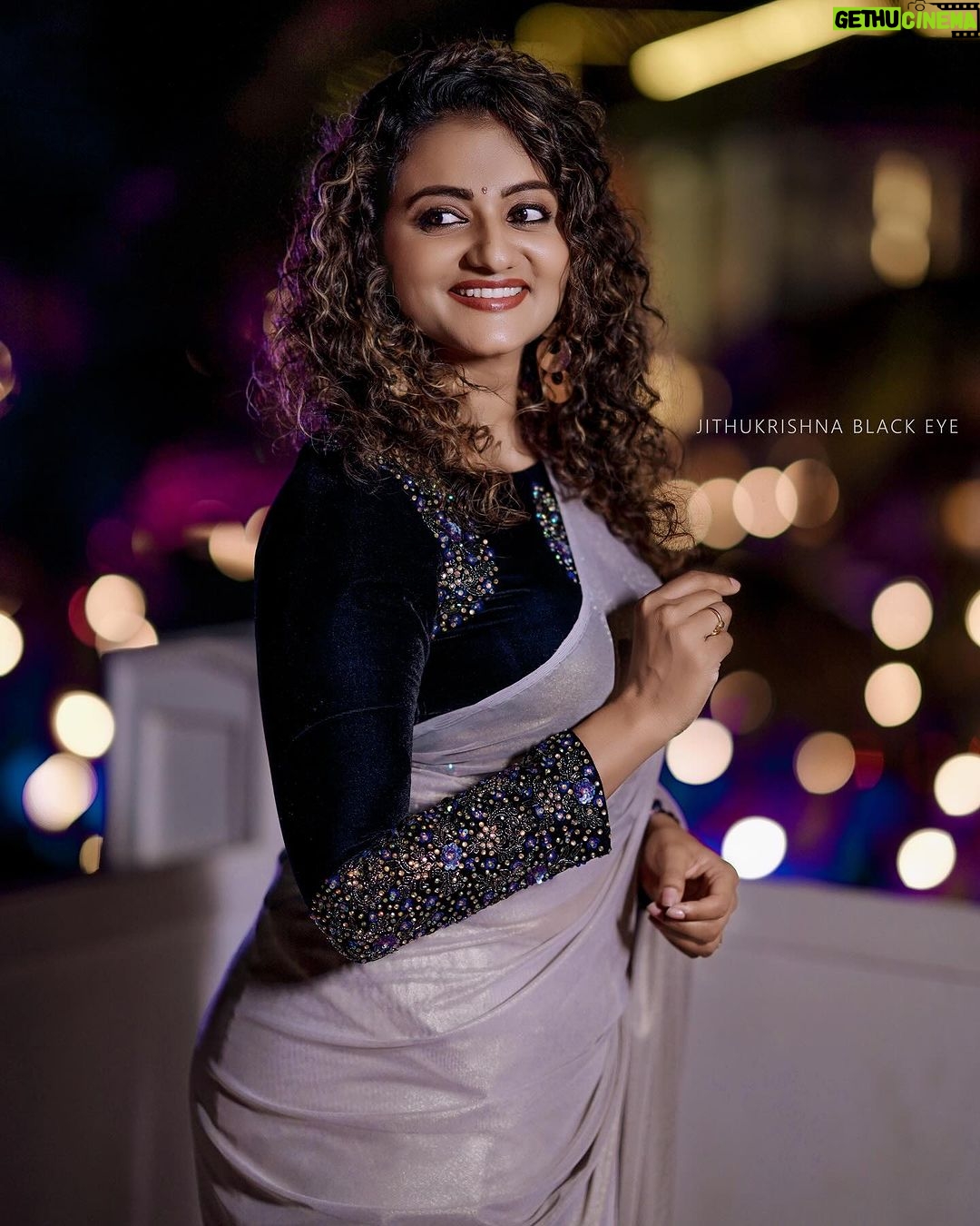 Priyanka Nair Instagram - ✨🧡 Costume - @aanunobbyofficial 📷 @jithukrishna__blackeye #sareelove #instapic #priyankanair