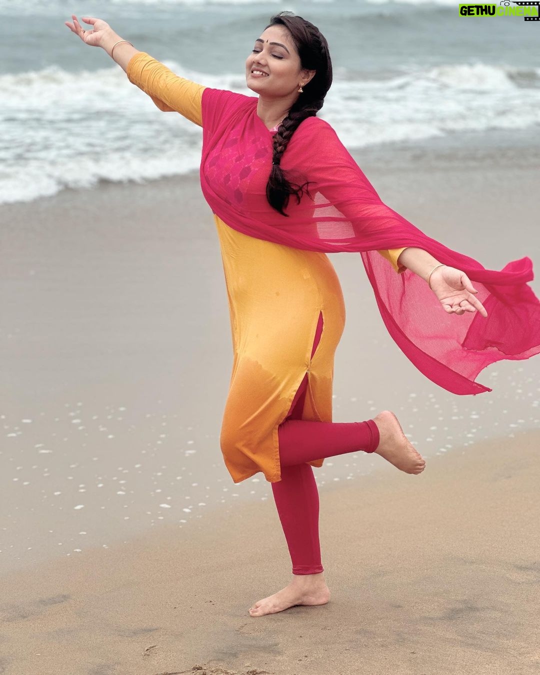 Priyanka Nalkari Instagram - #beach #poser #damayanthi #shooting #chennai #favorite #lemonyellow #peace #memyself #loveyourself #strongwomen #independent #actress