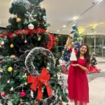 Priyanka Nalkari Instagram – #merrychristmas #lastmonthoftheyear #2023 #frocklover #xmastress #pictureperfect #stars #malaysia #kl #christmastree #festivalmood #insta #instagram #instamood