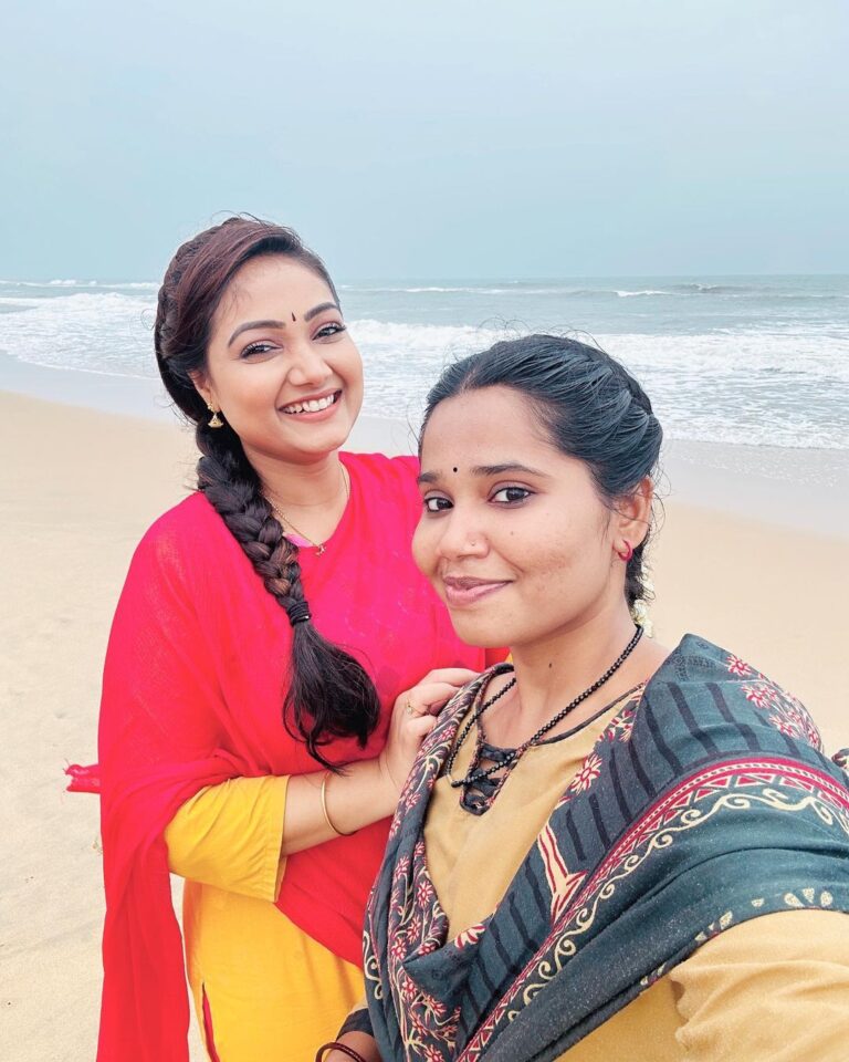 Priyanka Nalkari Instagram - #beach #poser #damayanthi #shooting #chennai #favorite #lemonyellow #peace #memyself #loveyourself #strongwomen #independent #actress