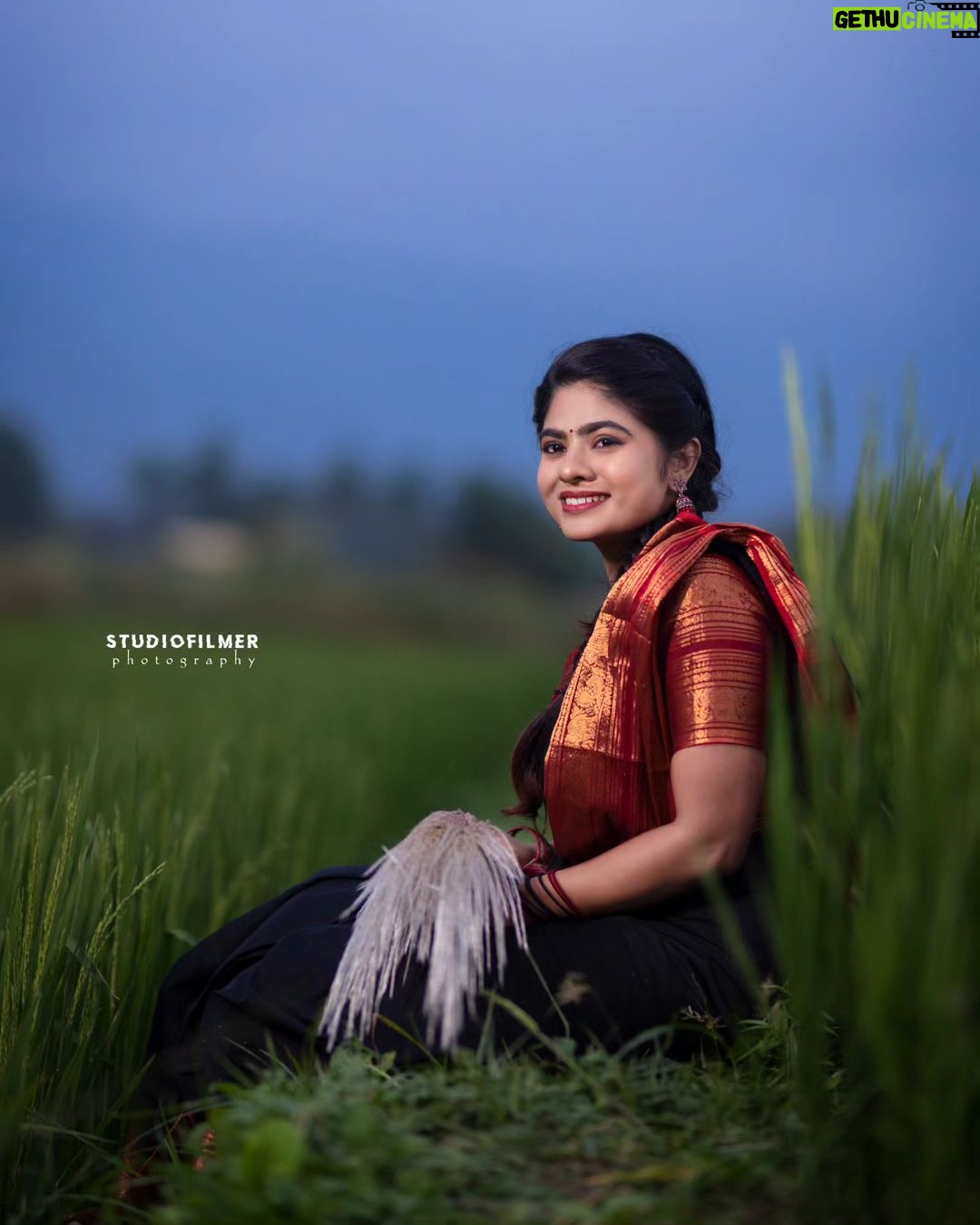 Priyankha Masthani Instagram - கண்ணுக்கொரு வண்ணக்கிளி…காதுக்கொரு கானக்குயில்… Makeover:- @rashi__makeupartist Pc:- @studiofilmer Saree:- @anicham_boutique Salem, Tamilnadu