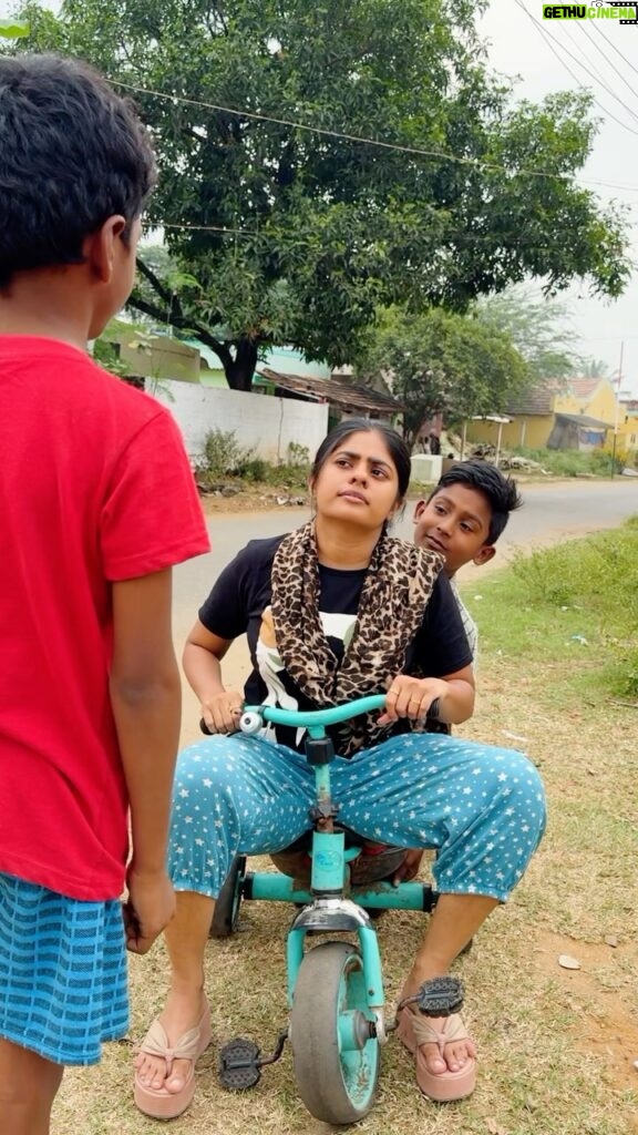 Priyankha Masthani Instagram - நம்பி வந்தவங்கல கைவிடமாட்டான்😅Tag that kolaru friend 👆🏻 #priyankhamasthani #priyankha #villagegirl #salemponnu #masthani #priyanka #mastani #dhanushdialogue #thangamagan #nambi #dhanush #comedy Omalur, Salem district.