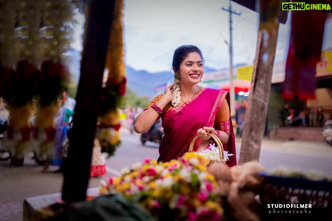 Priyankha Masthani Instagram - மின்னலைக் கண்டும் மிரளாத கண்கள், உன் கண்களைக் கண்டதும் மிரண்டதடா🤍 Makeover:- @rashi__makeupartist Pc:- @studiofilmer Halfsaree:- @the_apparelstores Bangles:- @sdk_bangles Salem, Tamilnadu